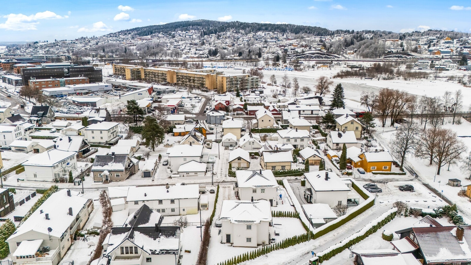 Eneboligen ligger i et sentralt og attraktivt boligområde på Volla, rett ved Lillestrøm sentrum Galleribilde