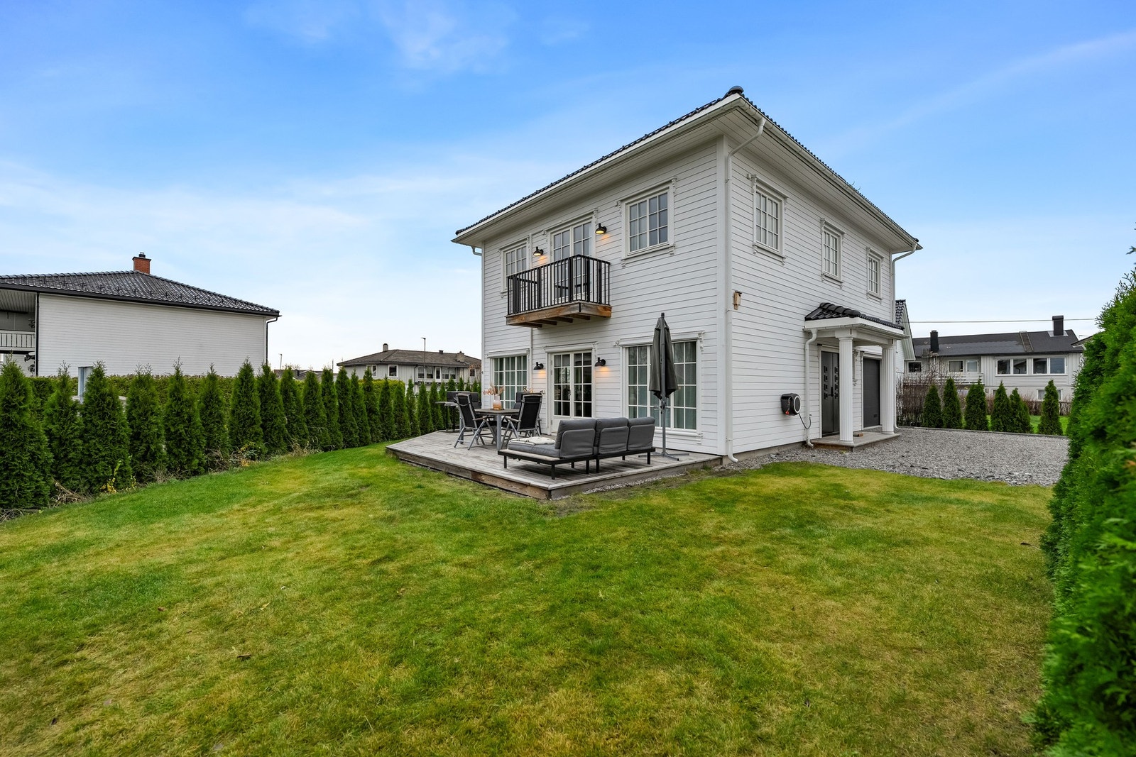 Pent opparbeidet, skjermet hage. Huset deler robotgressklipper med naboen Galleribilde