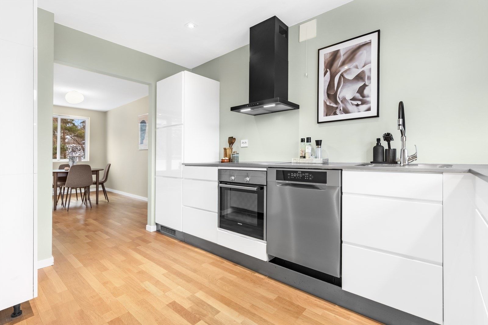 Dette er det perfekte stedet til å kokkelere og gjøre klar maten mens gjestene venter ved spisestuen. Galleribilde