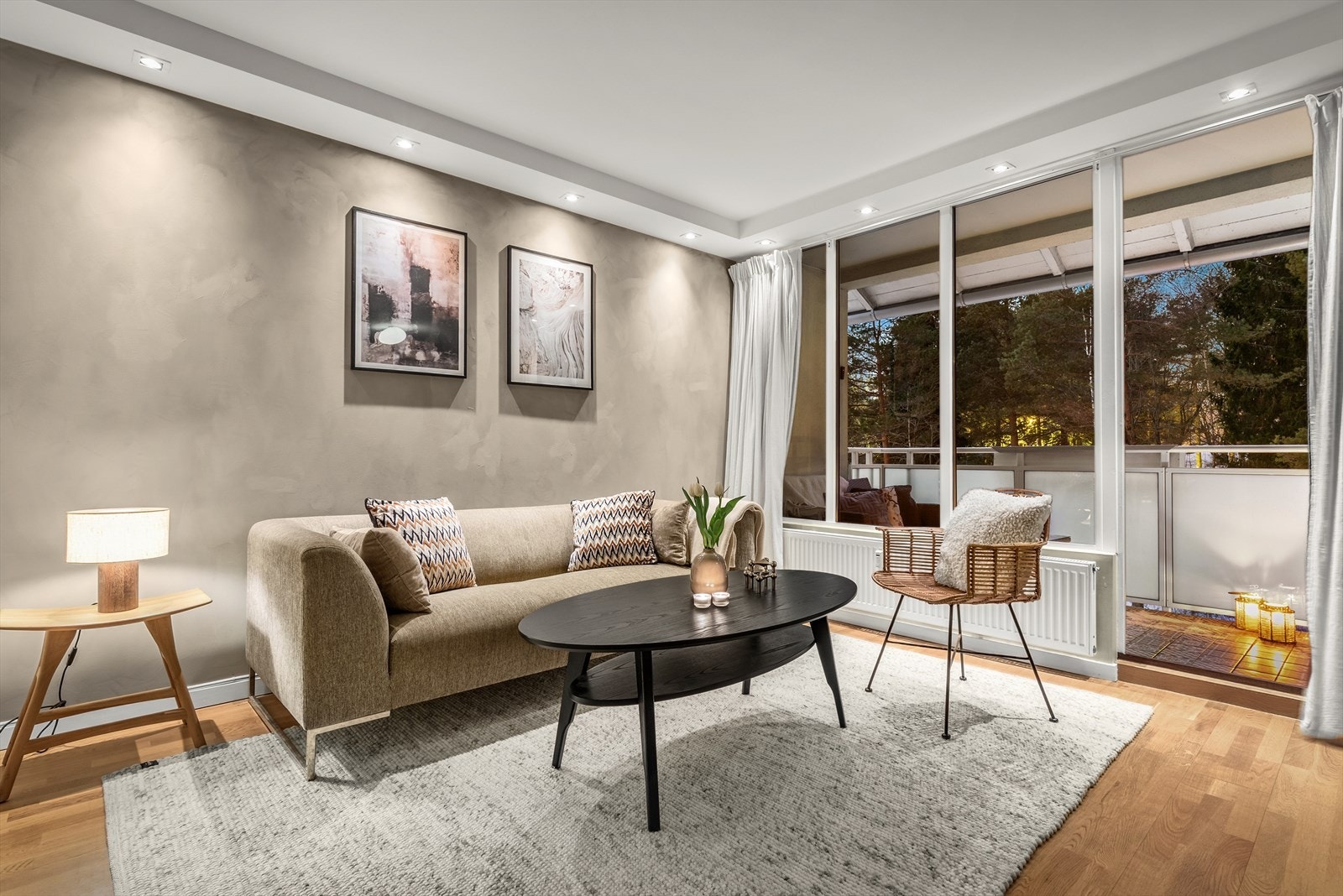 Eksklusive downlights kombinert med kalkmaling på èn vegg gir leiligheten et moderne preg. Galleribilde