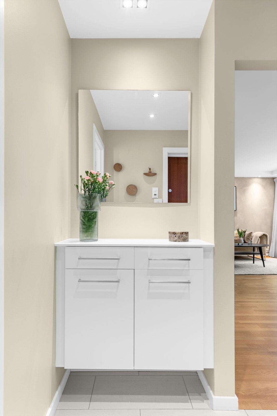 Svært praktisk og moderne nisje med oppbevaringsplass og speil. Galleribilde