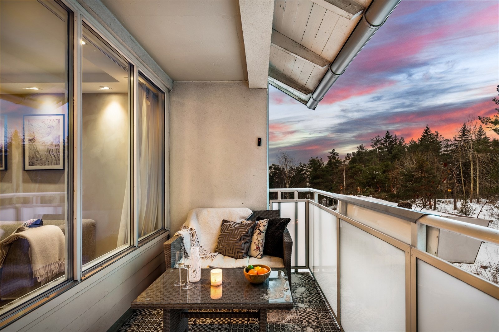 Herfra har du et åpent utsyn over de grønne, rolige omgivelsene. Galleribilde