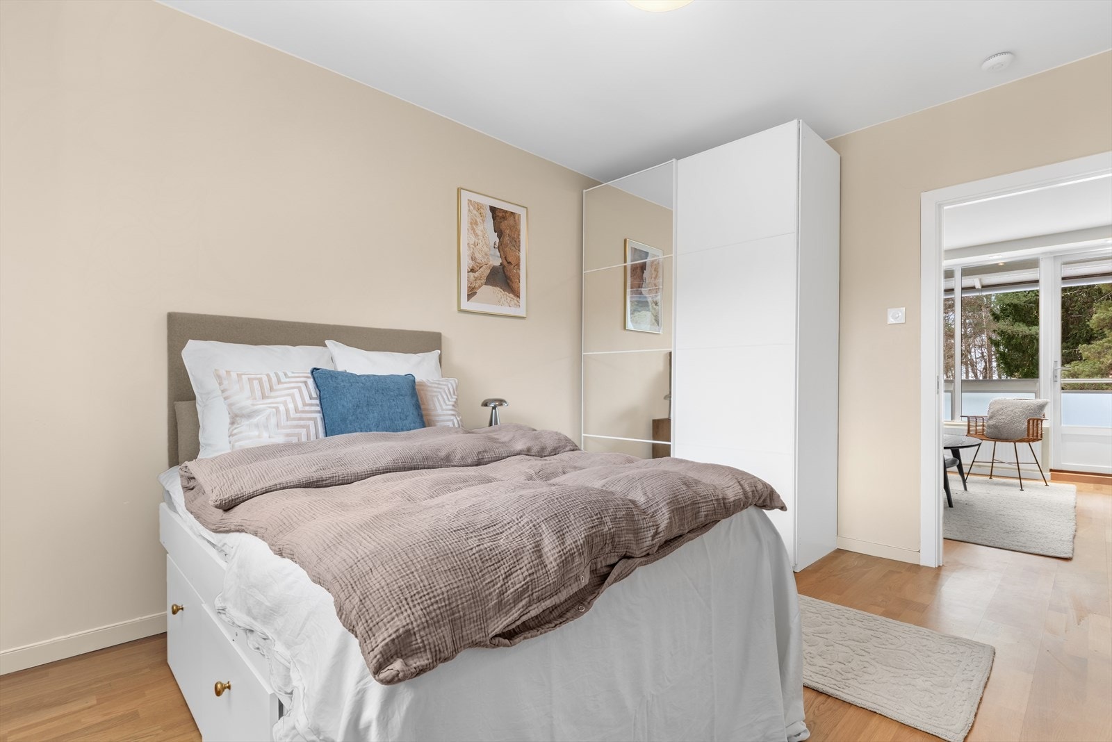 Også her er det god plass til garderobeløsninger etter egne ønsker og behov. Galleribilde