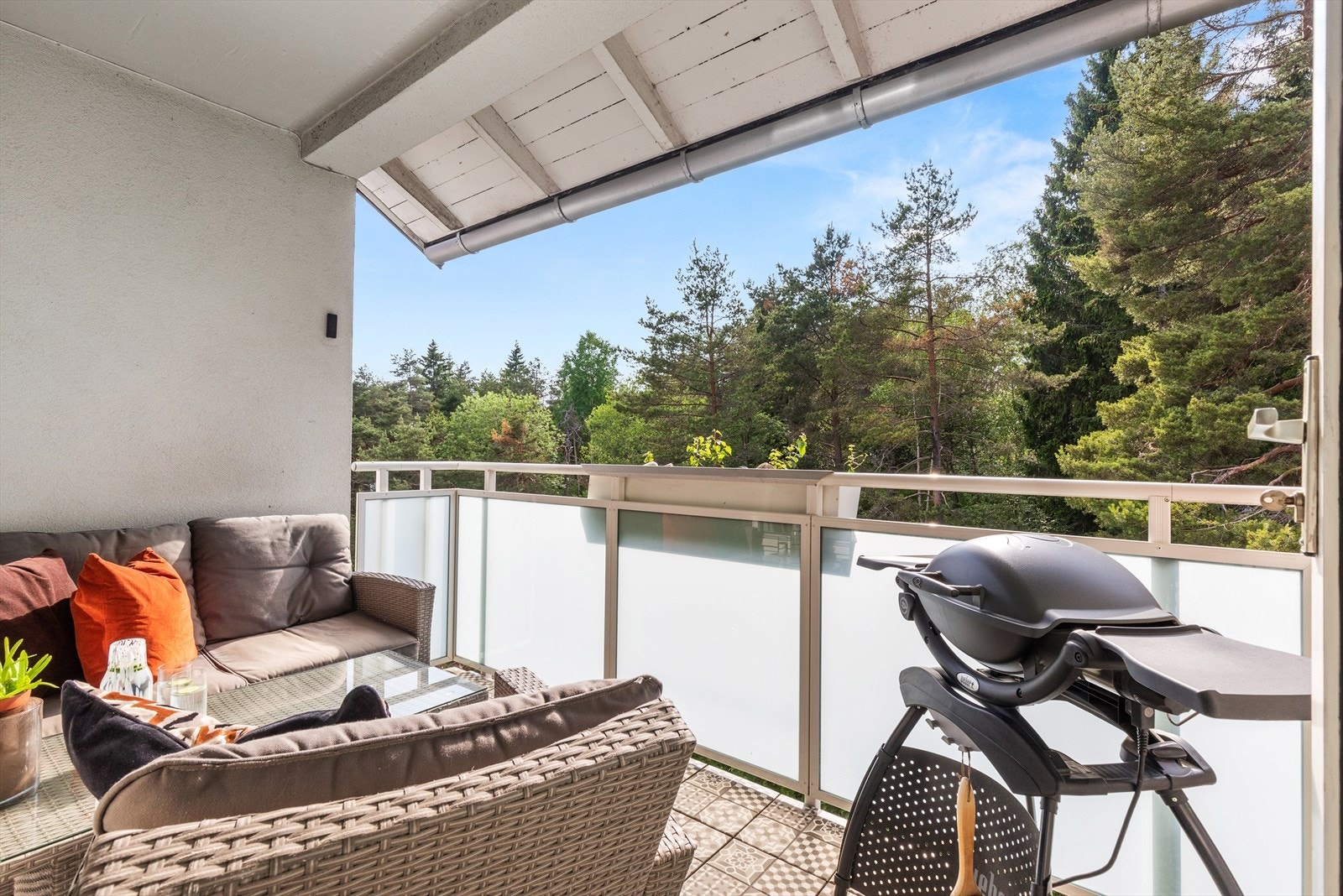 Fra stuen har du direkte adkomst til en solrik balkong, hvor du kan slå opp døra og virkelig ta innover deg dette vakre utsynet. Galleribilde