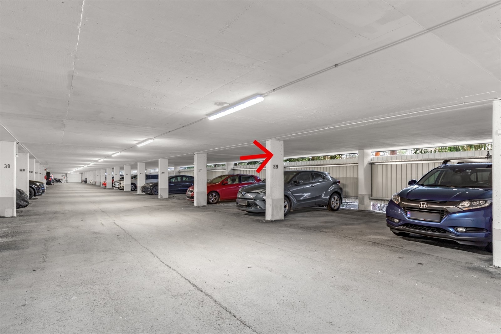 Garasjeplass nr. 29 medfølger handelen. Plassen ligger ca. 30 meter unna utgangsdøra. Galleribilde