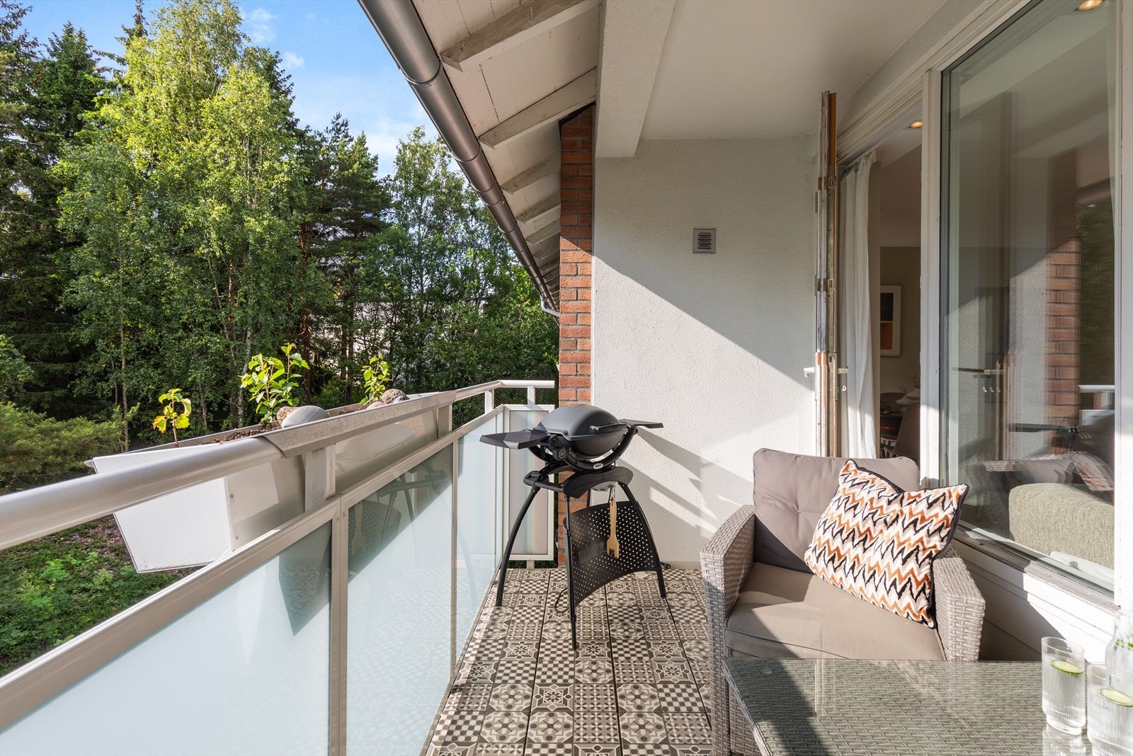 Koselig balkong på 6 m² med rikelig plass til møblering for sosiale stunder og avslappende øyeblikk. Galleribilde