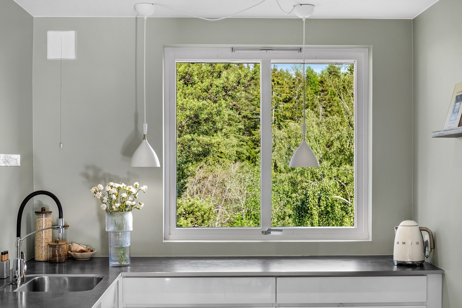 Sjekk ut denne frodige og grønne utsikten på sommerdagene! Lampene over kjøkkenbenken er "Northern Dokka" og medfølger handelen- et norsk, prisvinnende design fra 1950-tallet. Galleribilde