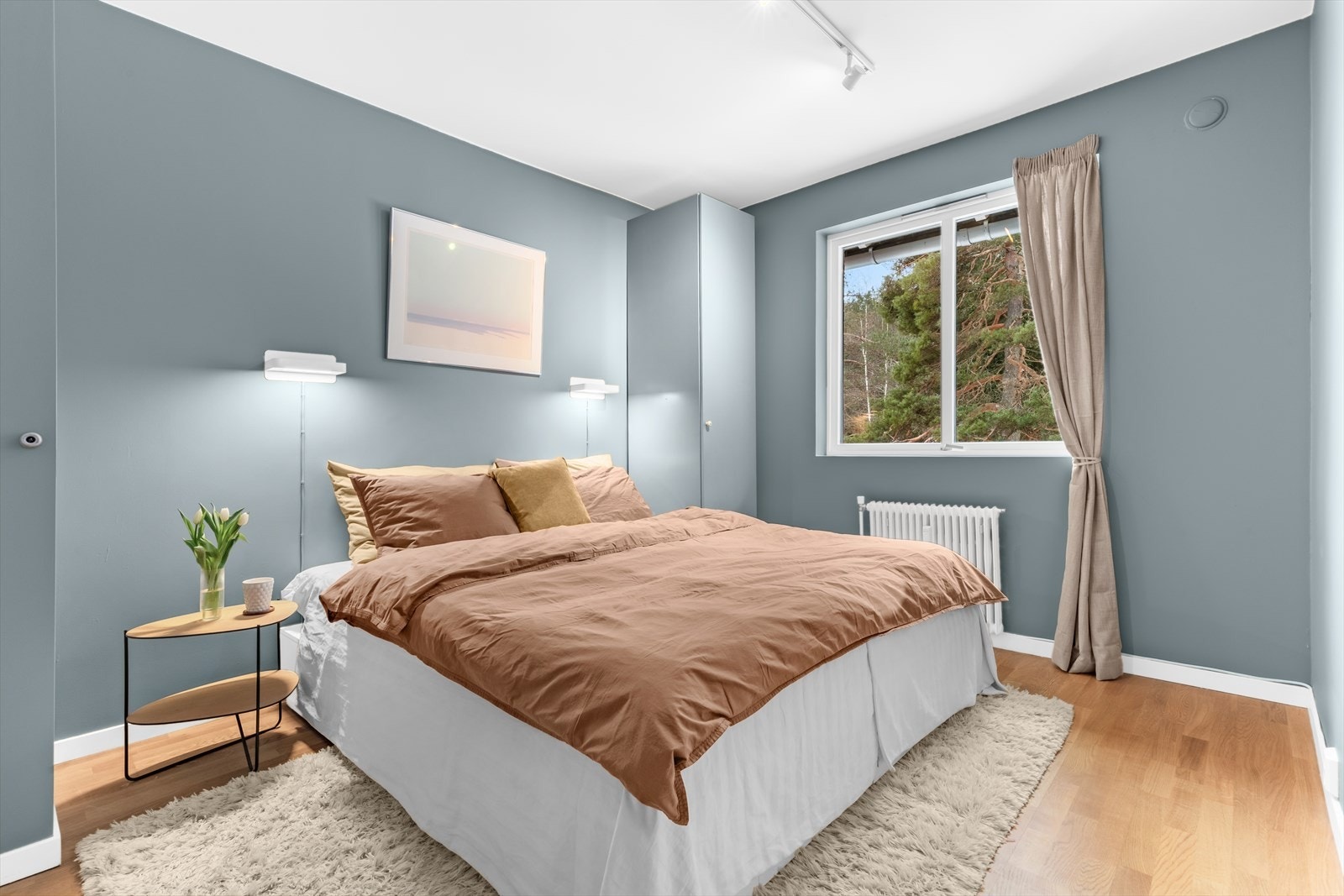 Boligen har to soverom av god størrelse. Hovedsoverommet byr på god plass til dobbeltseng, nattbord og øvrig møblement. Galleribilde