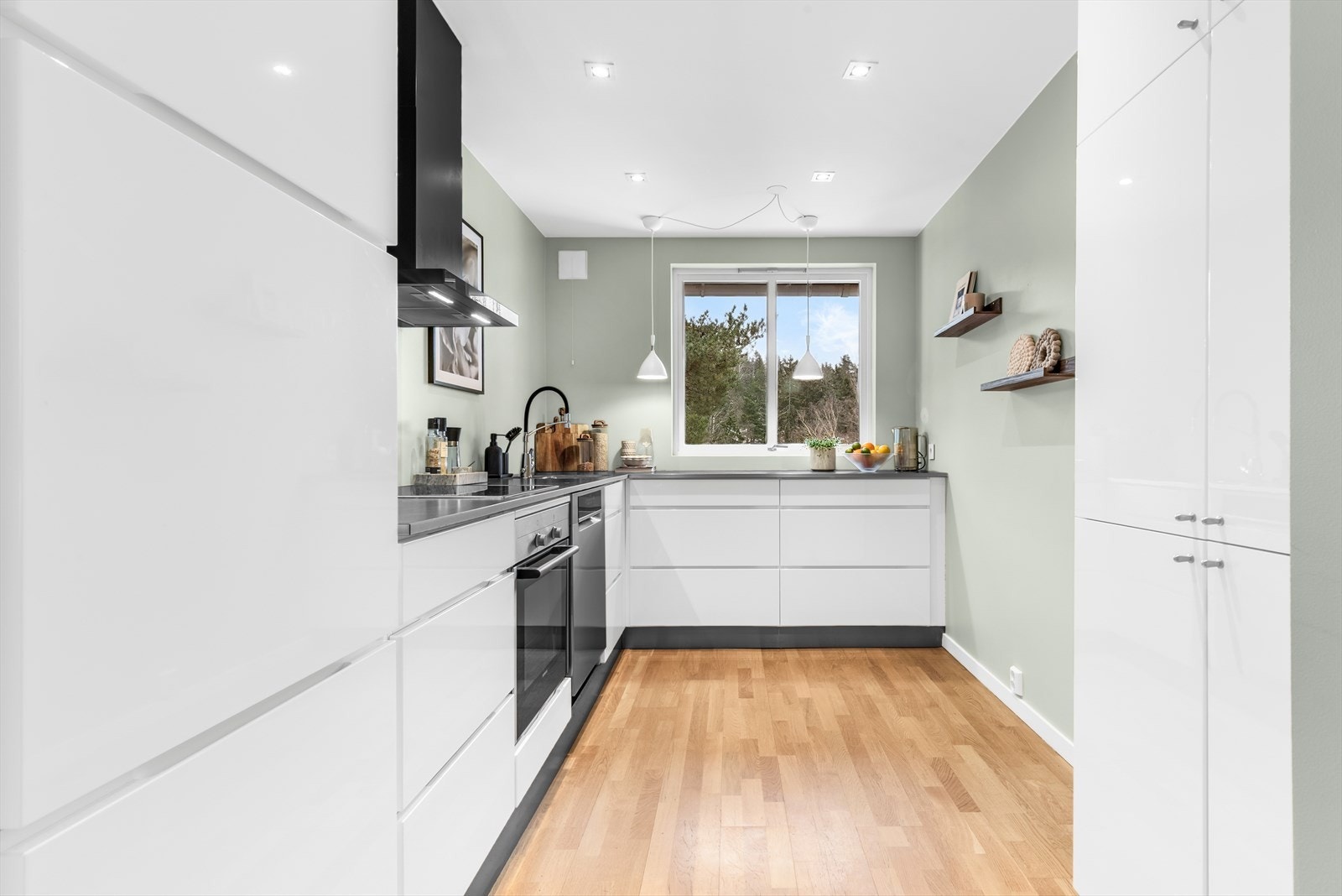 Av utstyr på kjøkkenet finnes kjøl/fryseskap, oppvaskmaskin (2025), platetopp og stekeovn som alle medfølger handelen. Legg merke til det store kjøkkenvinduet! Galleribilde