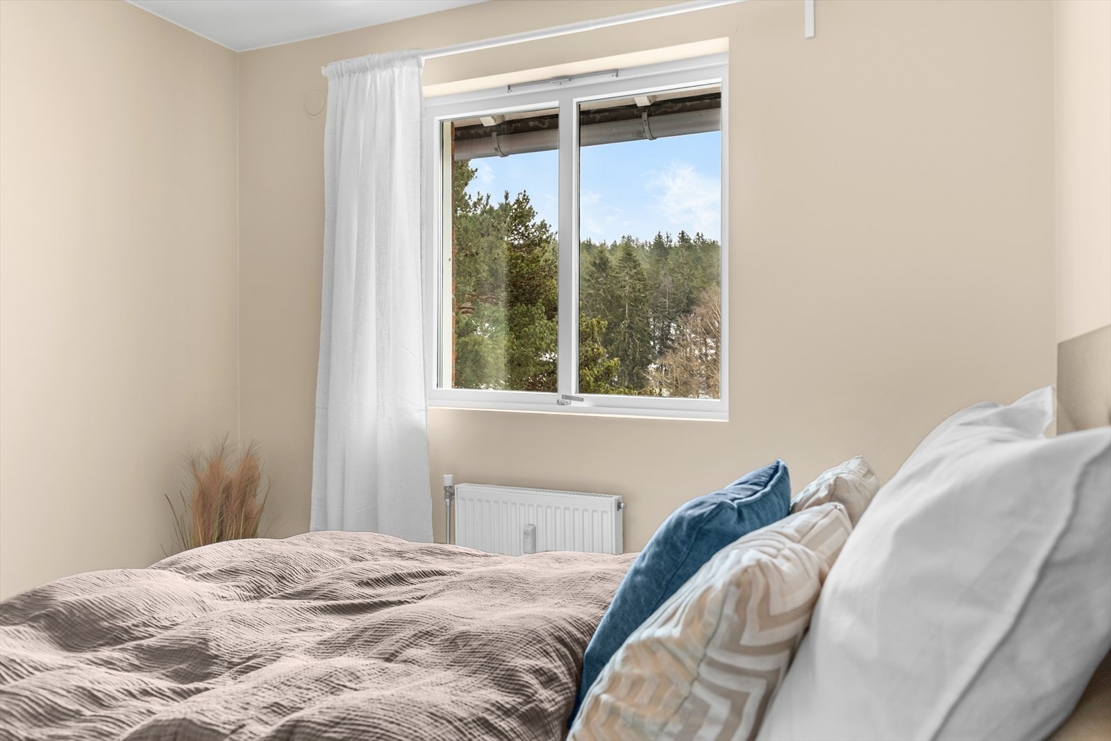 De store vindusflatene slipper inn rikelig med naturlig lys. Galleribilde