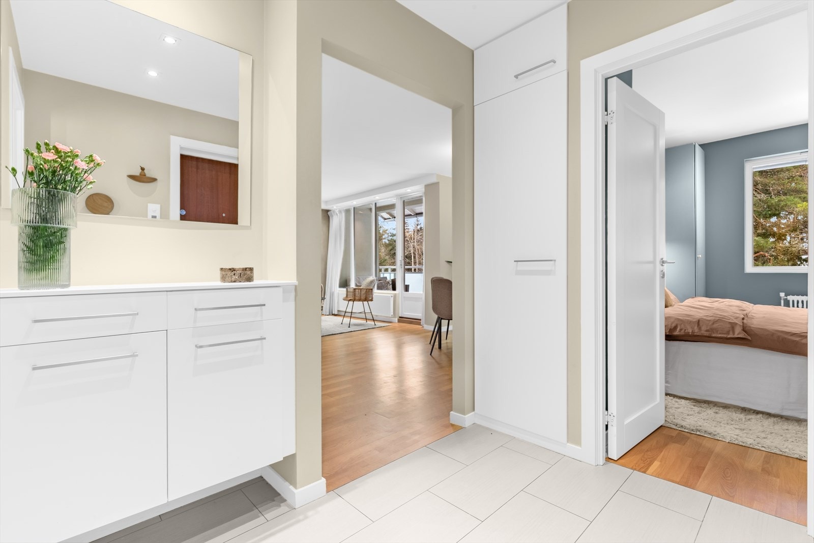 Leiligheten ligger i byggets toppetasje, med adkomst via felles trappeoppgang. Entredør med kikkehull, sikkerhetslås som er brann og lydklassifisert. Galleribilde