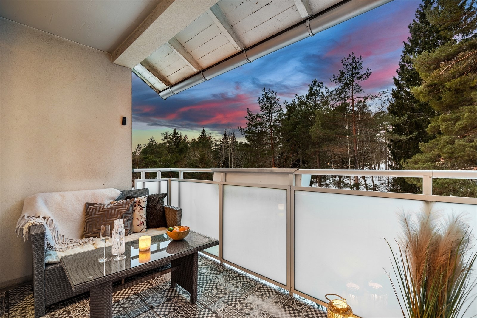 Plasseringen som toppleilighet gir en usjenert atmosfære uten innsyn fra gjenboere. Galleribilde