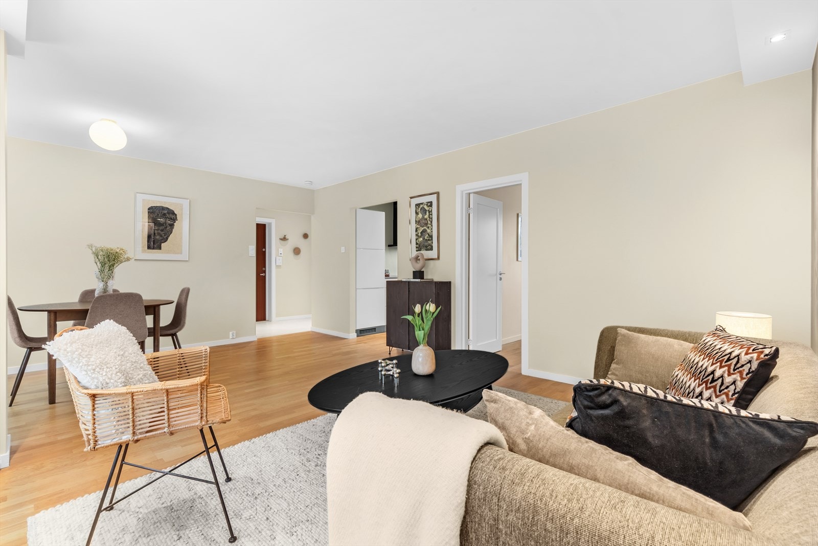 Stuen er romslig og fleksibel med meget god plass til sofakrok, spiseplass, hjemmekontor eller det du måtte ønske. Galleribilde