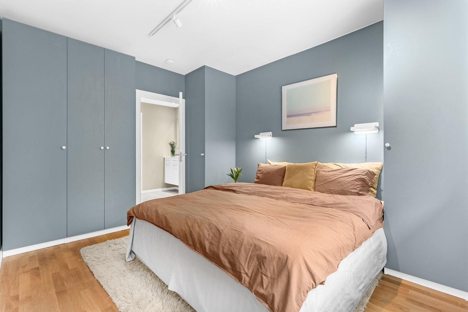 Her er det praktiske og innebygde skap for smart oppbevaring. Over sengen er det praktisk belysning med integrert lademulighet for telefon og andre elektroniske enheter. Galleribilde