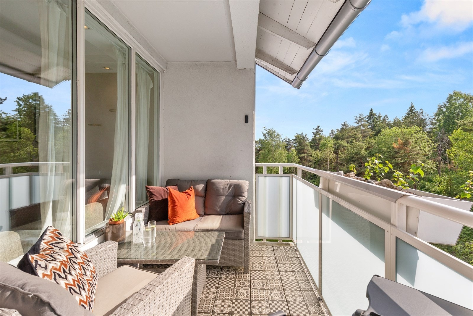 Boligens balkong ligger svært usjenert til og oppleves romslig med plass til det du måtte ønske! Galleribilde