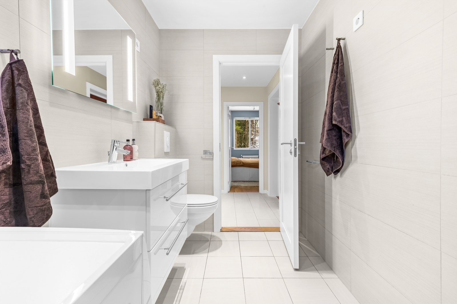 Baderommet oppleves svært lyst og luftig med moderne fliser. Galleribilde