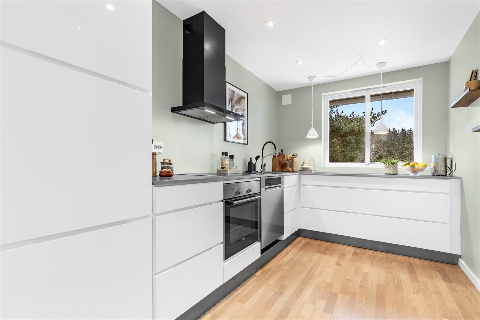 Leiligheten byr på et separat, svært funksjonelt kjøkken med moderne, lys innredning, glatte fronter og en slitesterk benkeplate i laminat. Galleribilde