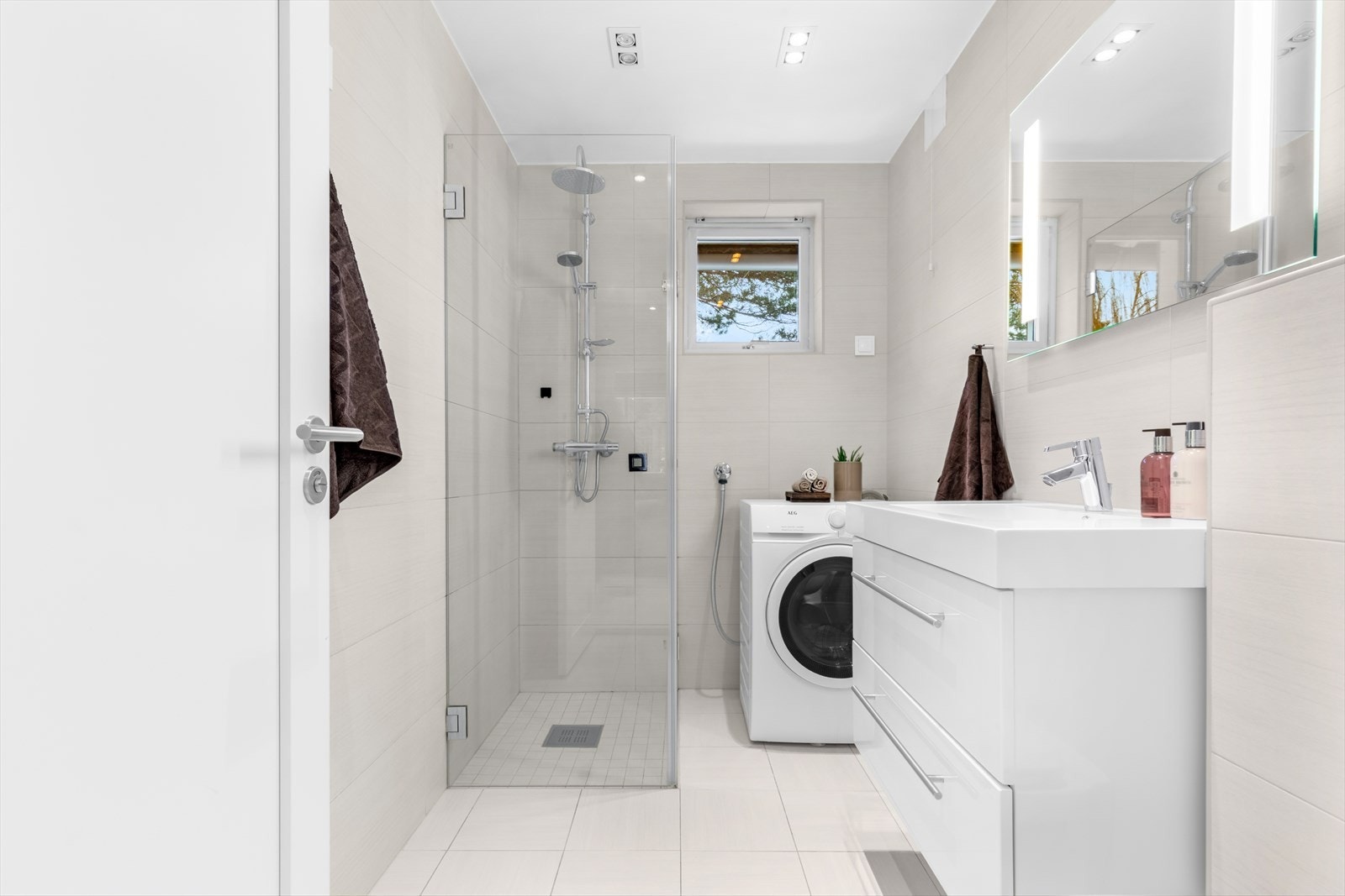 Badet ble totalrenovert i 2012 i følge tidligere salgsannonse. Rommet har flislagte overflater på gulv og vegger, og det er elektriske varmekabler i gulvet. Galleribilde