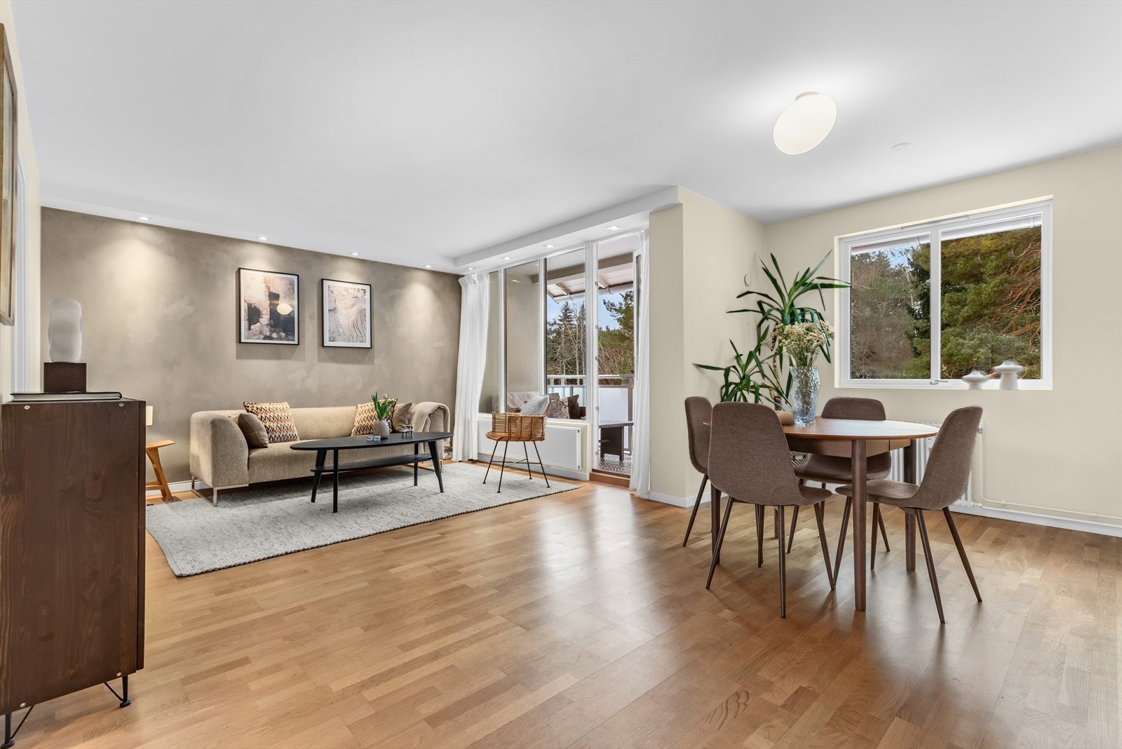 Boligens naturlige oppholdsrom oppleves som svært romslig og luftig med flere muligheter! Galleribilde