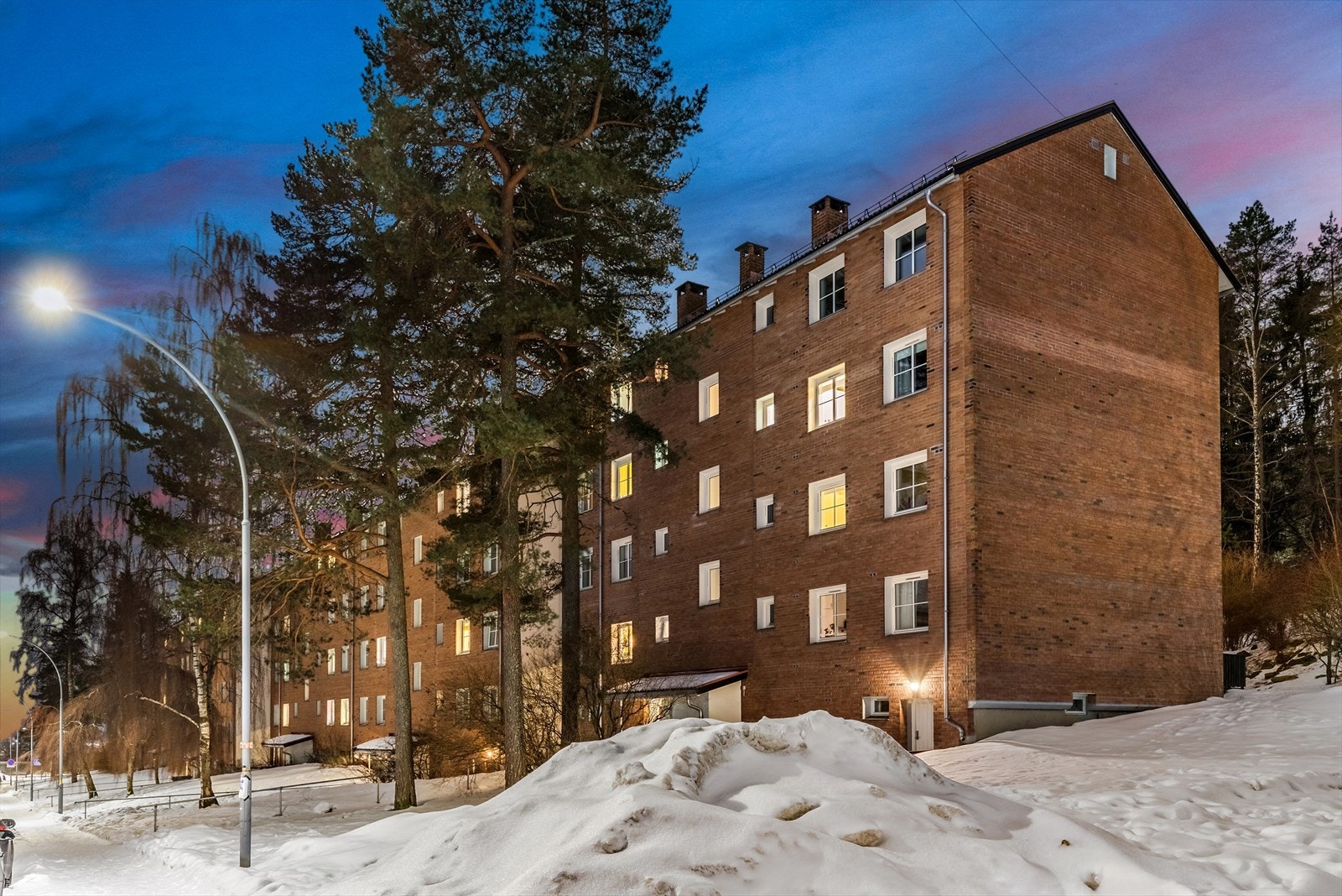 Fasade av Anna Rogstads vei 22 med kveldsstemning. Galleribilde