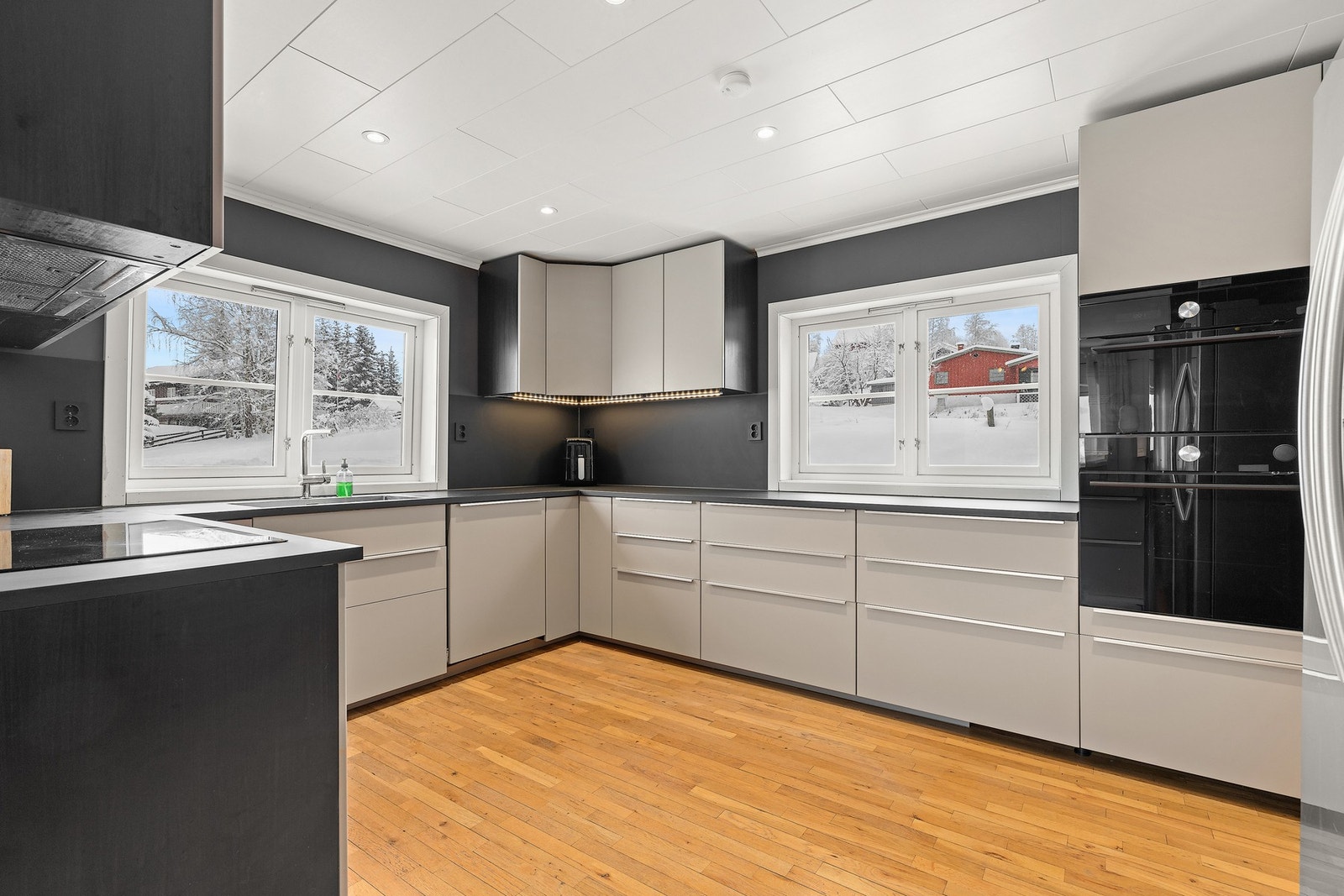 Kjøkken med god skapplass og praktisk U-formet løsning Galleribilde