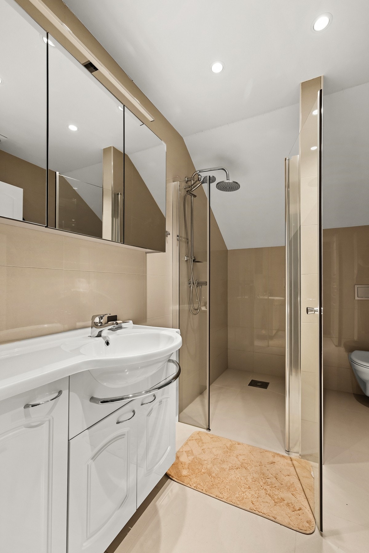 Badet har gulvvarme og mekanisk avtrekk. Galleribilde