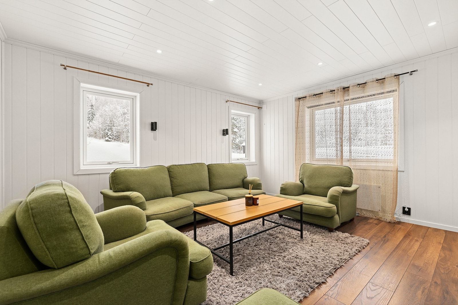 Lys og romslig stue med god plass til sofagruppe. Galleribilde