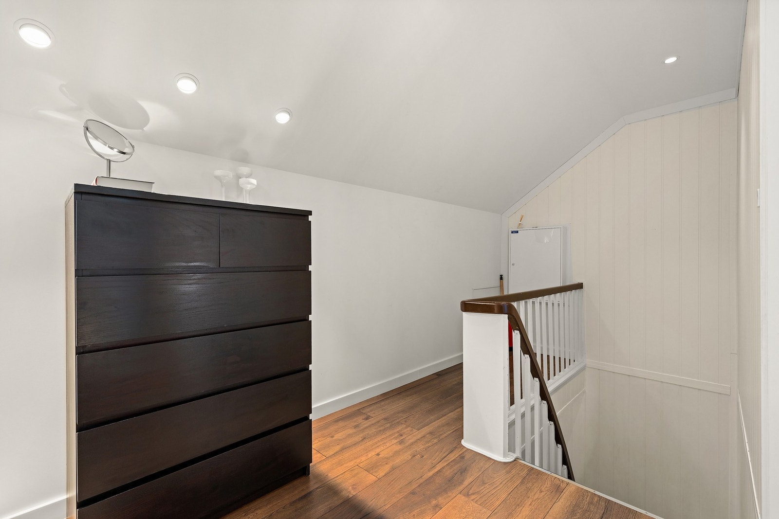 Gang/oppholdsareal i loftsetasje med flere bruksmuligheter. Galleribilde