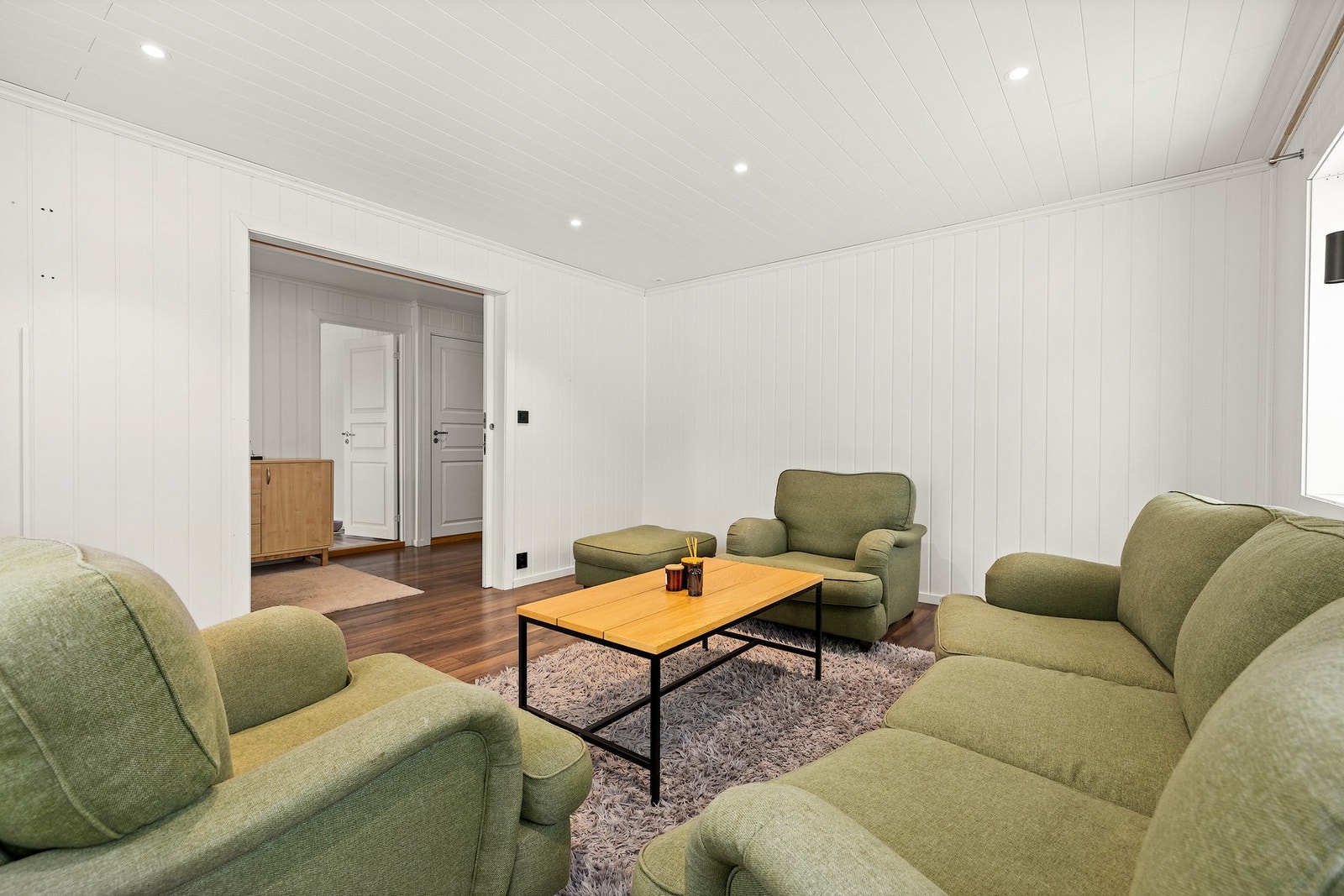 Stuen har god romfølelse og fleksible møbleringsmuligheter. Galleribilde