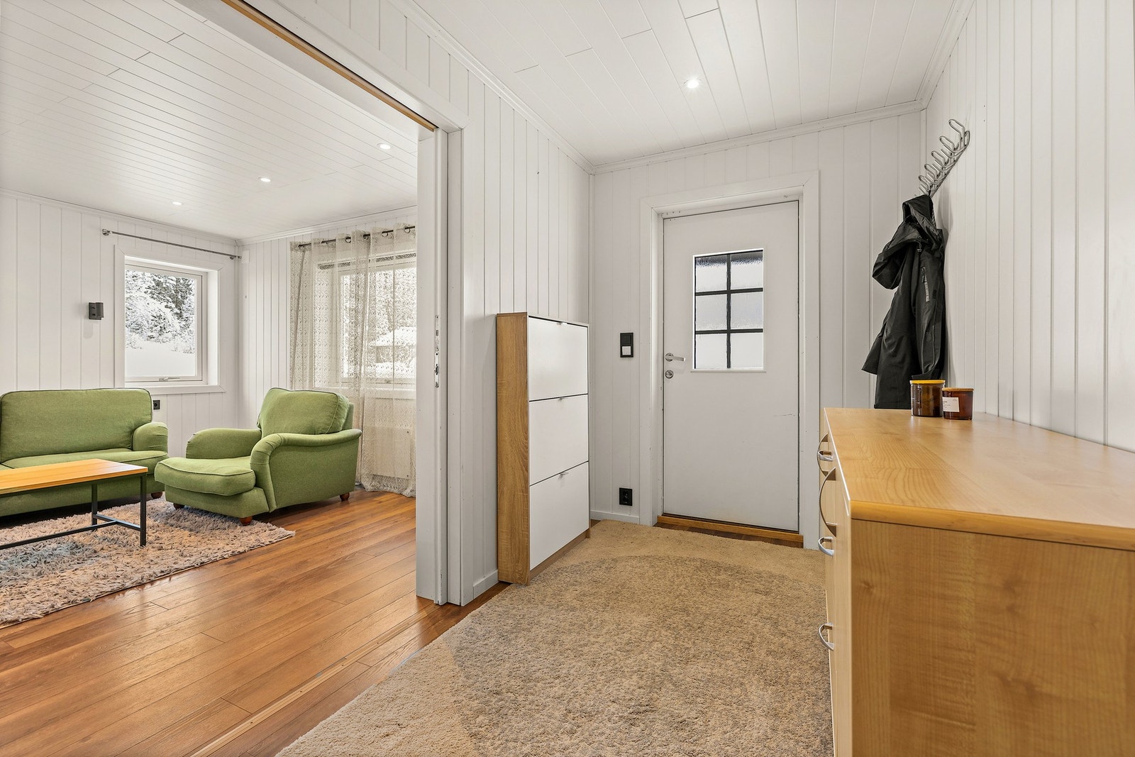 Fra entréen har man enkel adkomst til boligens stue. Galleribilde