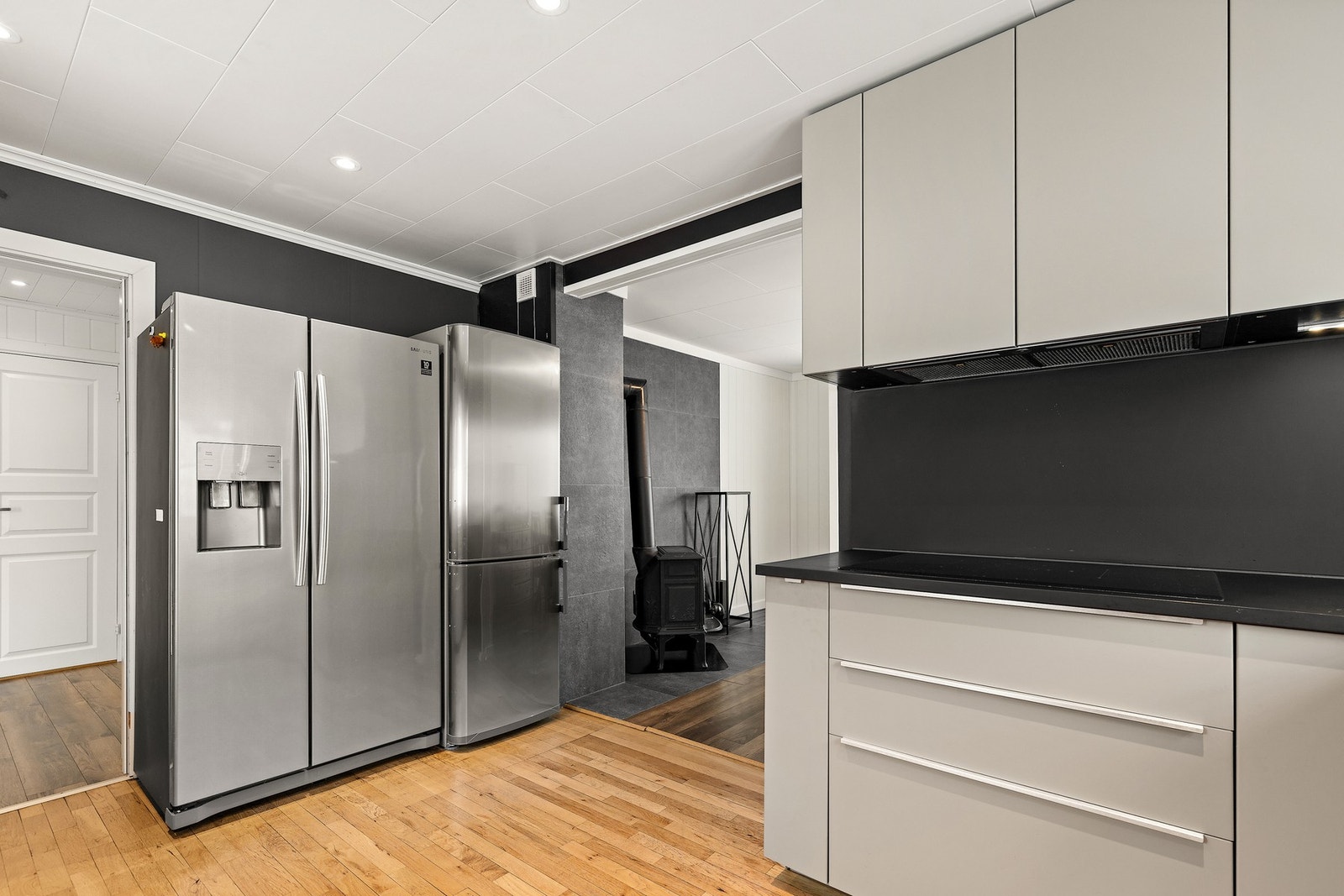 God plass til frittstående kjøl- og fryseskap samt integrerte hvitevarer. Galleribilde