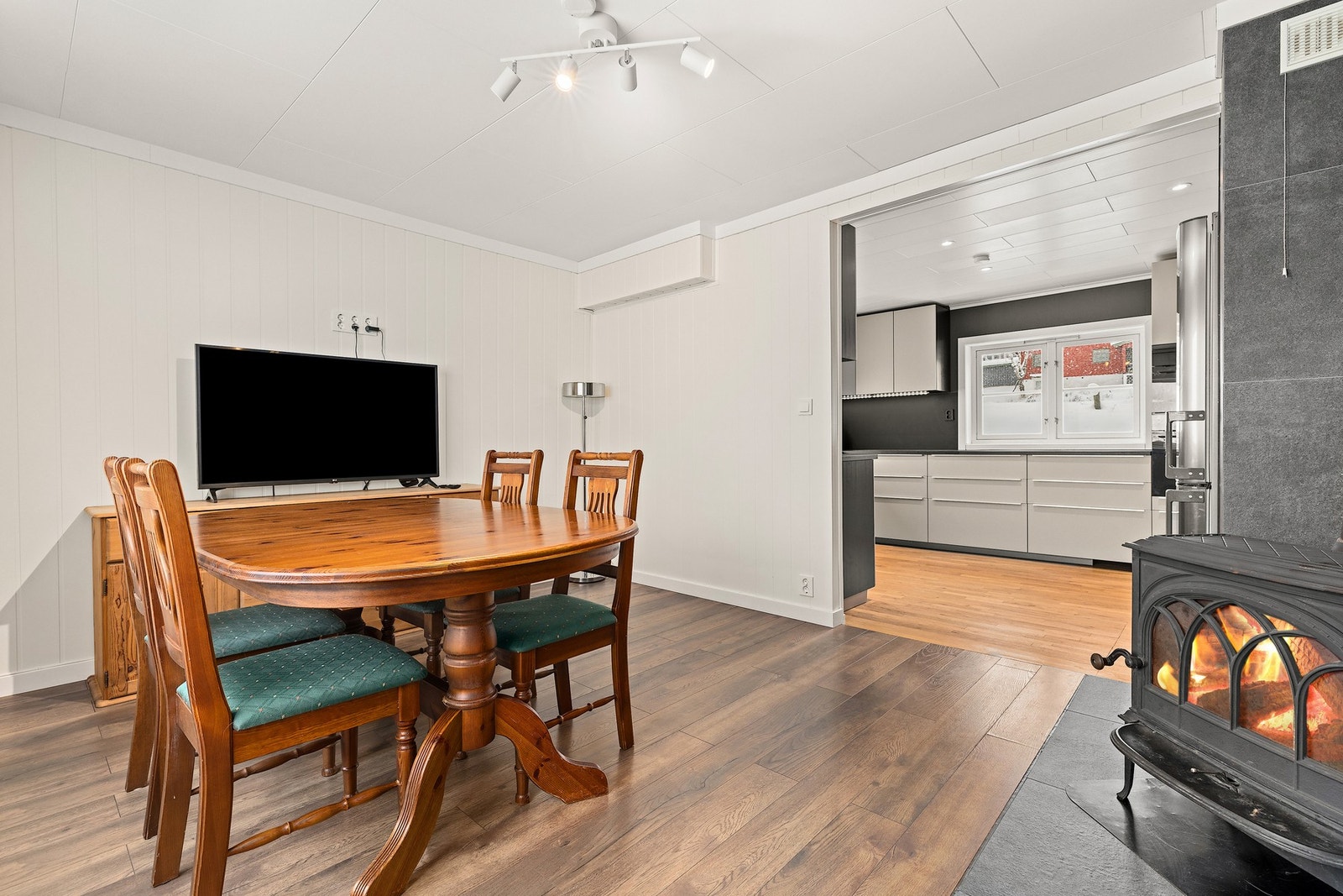 Praktisk planløsning som gir god flyt mellom spisestuen og kjøkkenet. Galleribilde