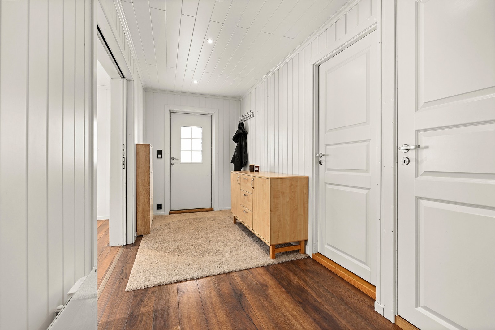 Praktisk gang med god plass til oppbevaring. Galleribilde