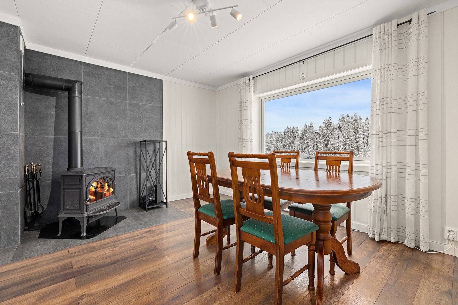 Spisestue med vedovn som bidrar til lun stemning og ekstra varme. Galleribilde