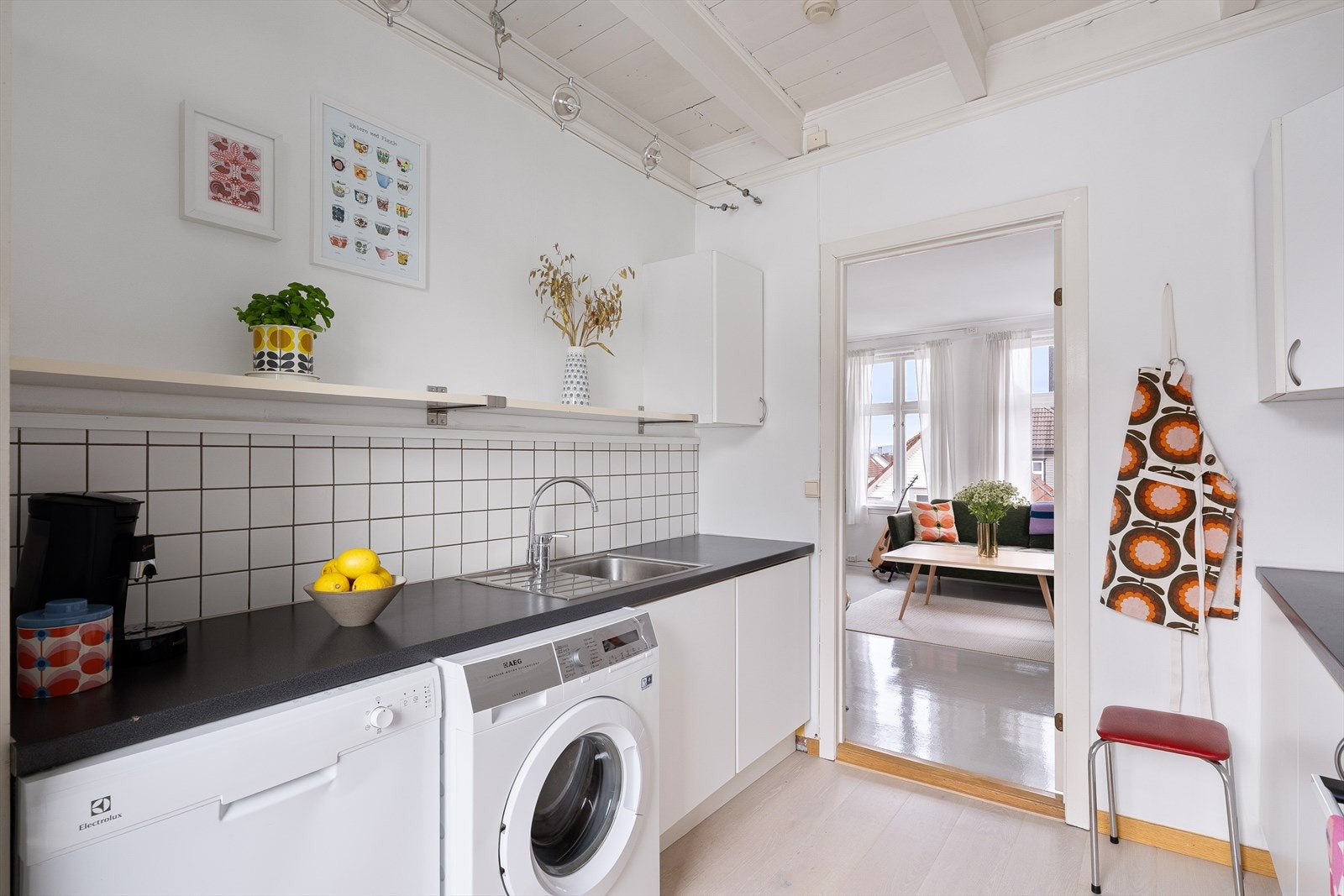 Kjøkken med god skap og benkeplass. Galleribilde