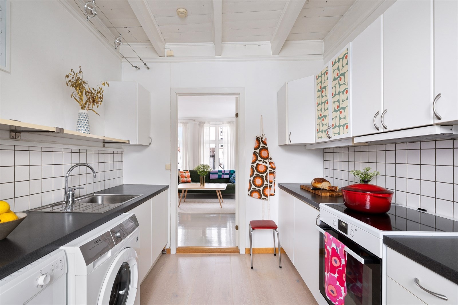 Kjøkken ligger tilbaketrukket fra stuen og spisestuen. God skap og benkeplass. Galleribilde