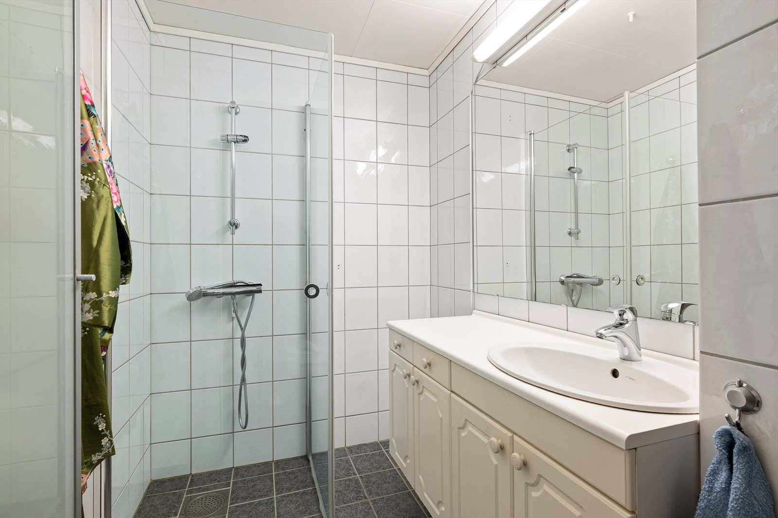 Baderom med fliser på gulv og vegg. Varmekabler i gulv. Galleribilde