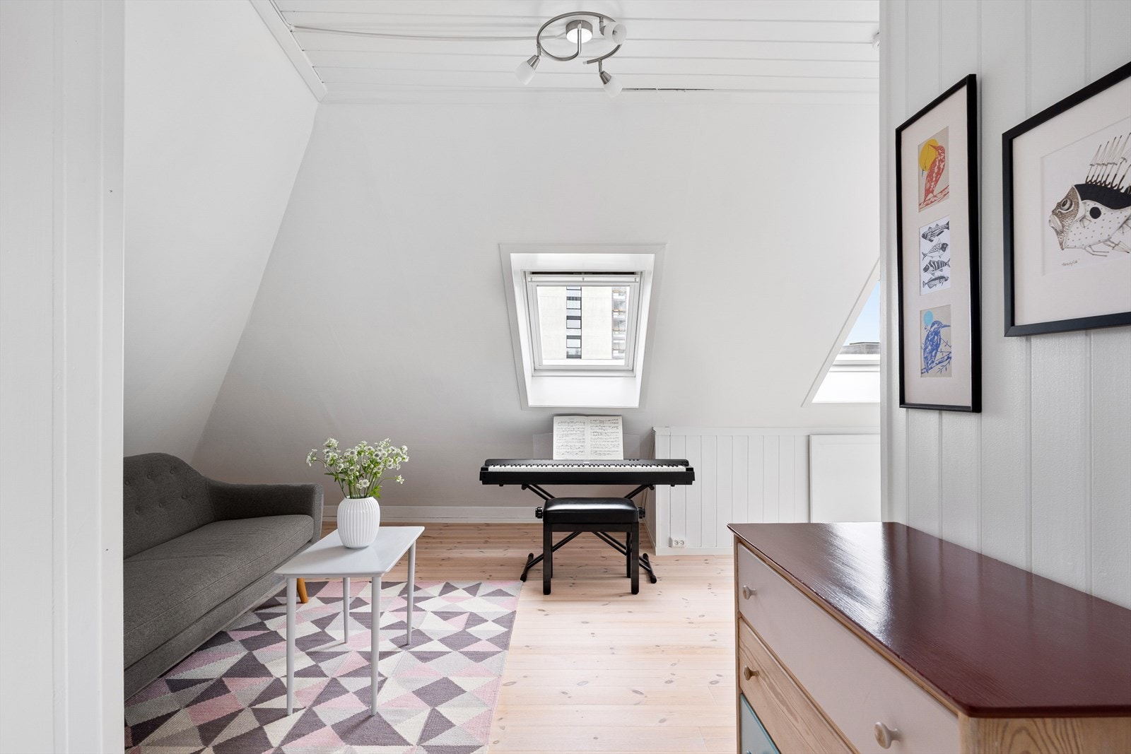 Loftsrom med skråtak, perfekt for musikk- eller lesehjørne, skaper en harmonisk og inspirerende atmosfære. Galleribilde