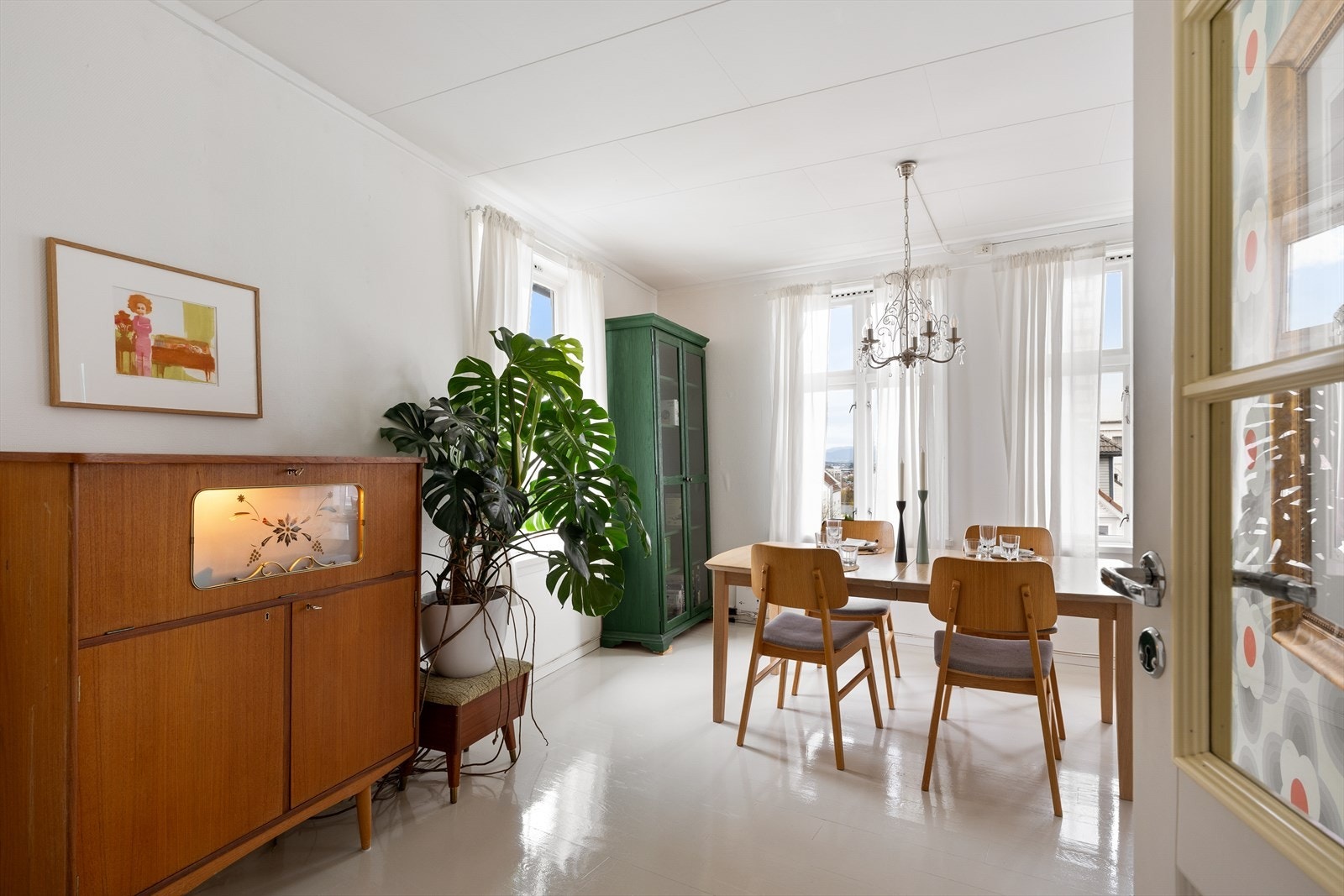 Romslig spisestue med flotte sprossevinduer. Galleribilde