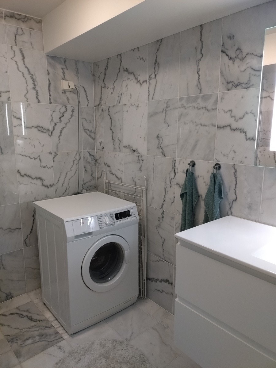 Bad med vaskemaskin Galleribilde