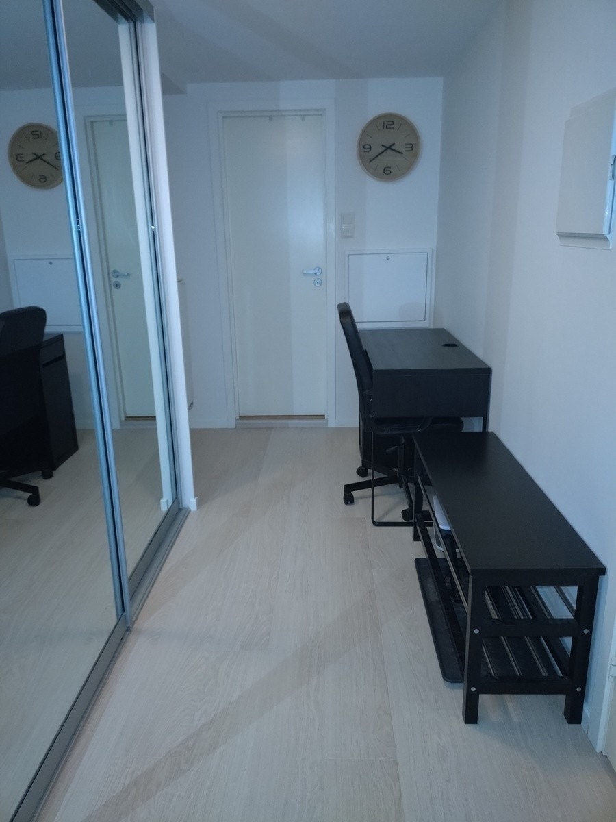 Gang med stor skyvedørsgarderobe Galleribilde