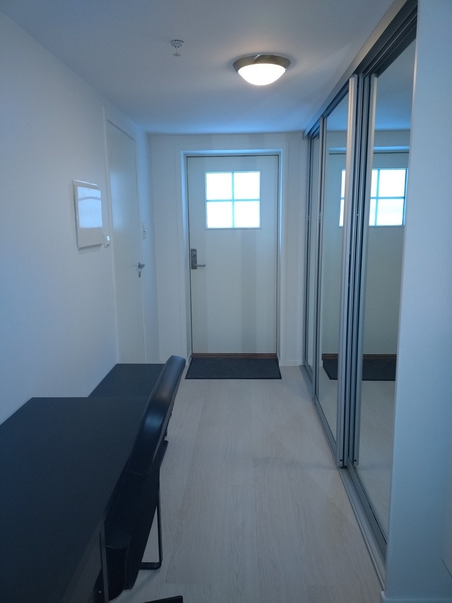 Gang med stor skyvedørsgarderobe Galleribilde