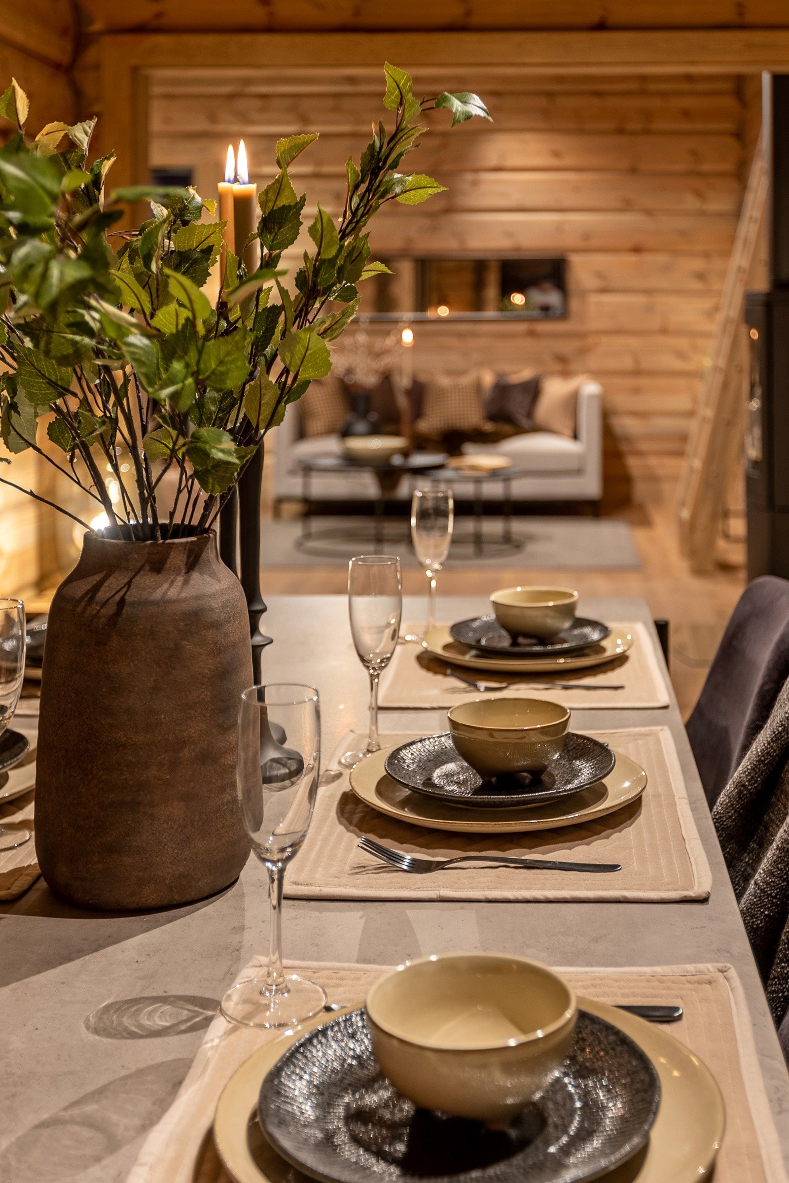 Koselig pyntet bord for familie og gjester. Galleribilde