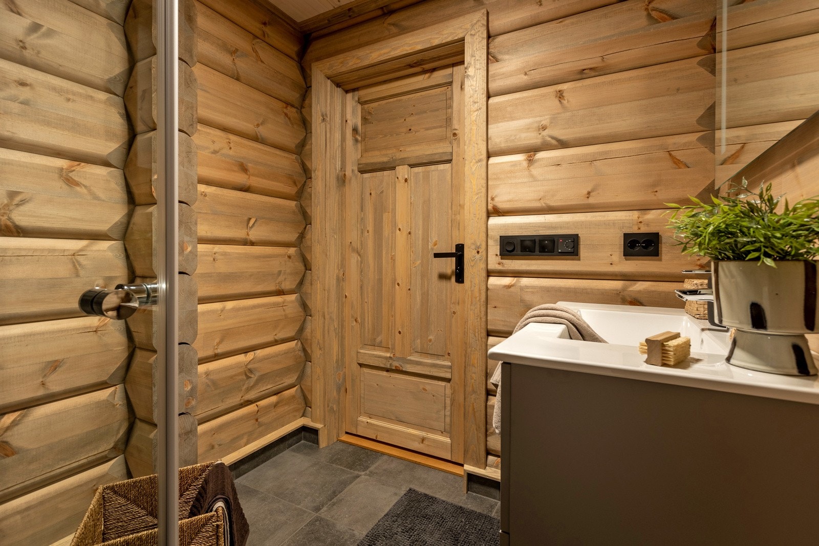 Moderne baderomsinnredning med heldekkende servantplate. Galleribilde