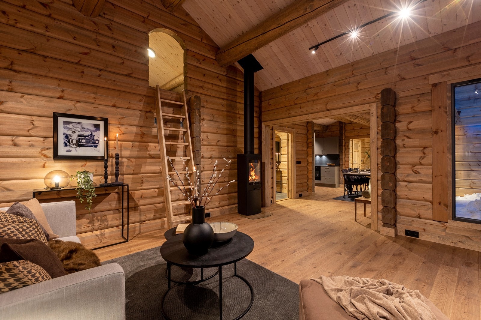 Hytta bærer preg av godt håndverksmessig utførelse hvor det er brukt solide materialer. Galleribilde