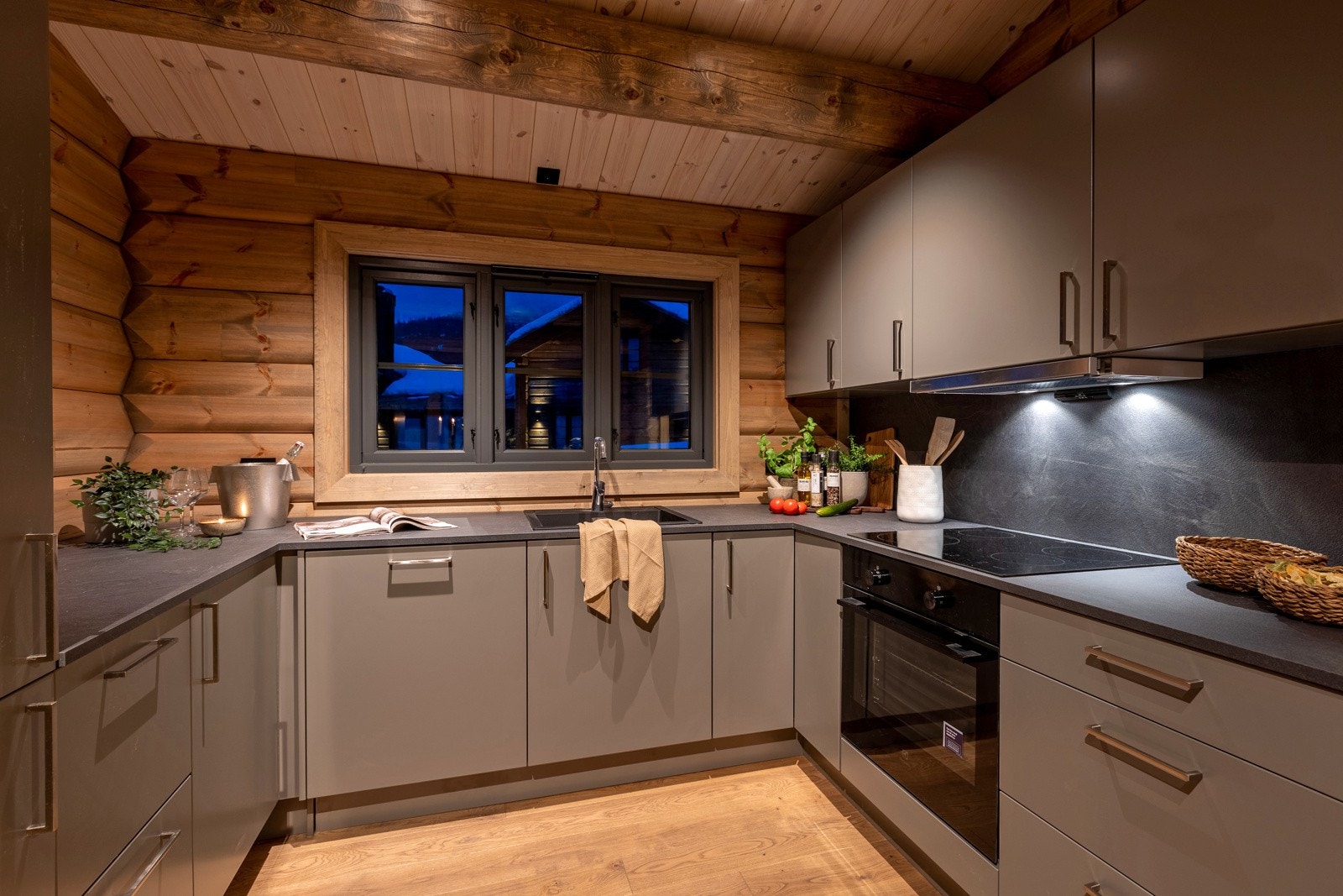 Kjøkkenet har et smakfullt og moderne design med fine arbeidsflater og god plass til kjøkkenutstyret. Galleribilde