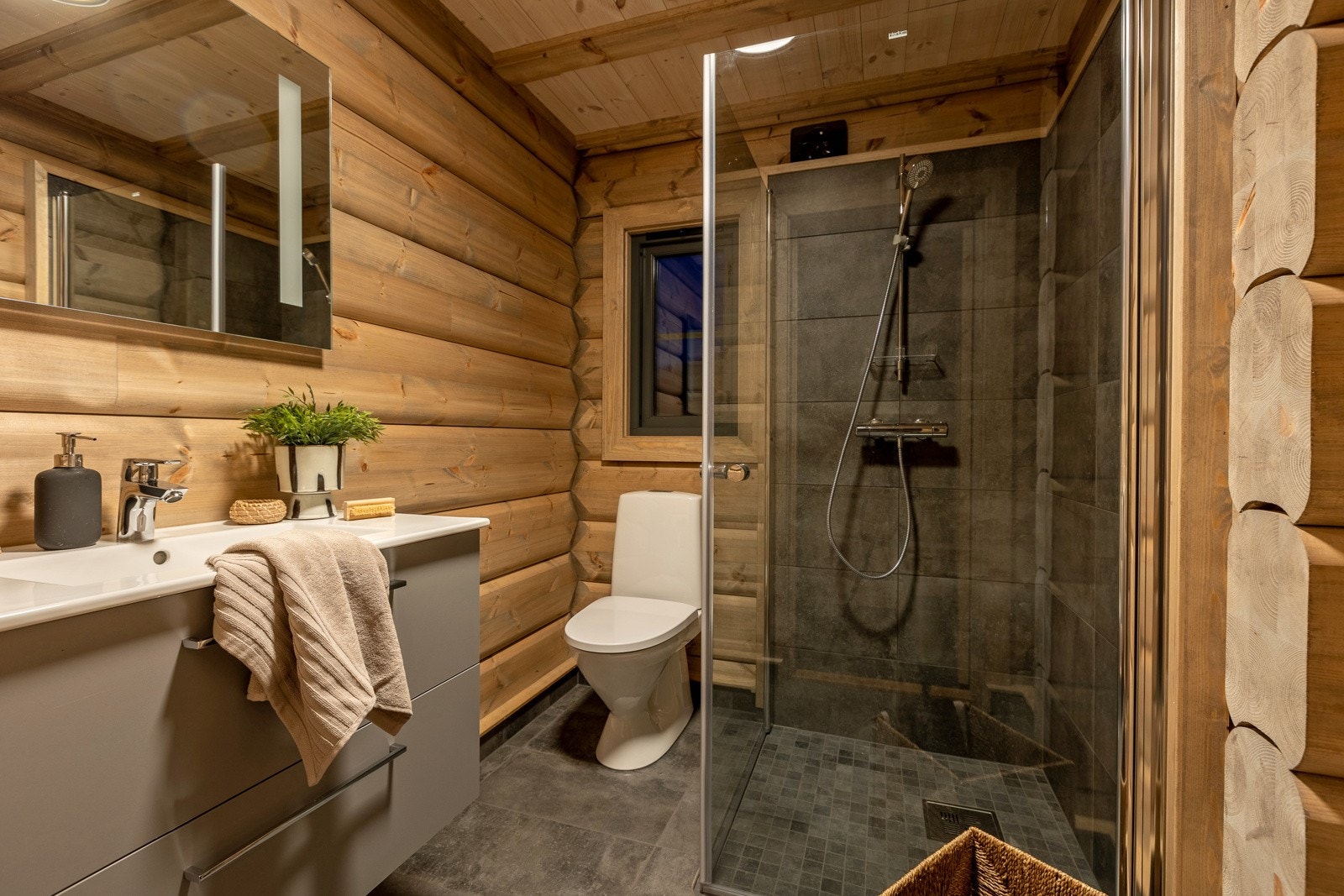 Det er to fine bad i hytta, i lik utførelse. Galleribilde