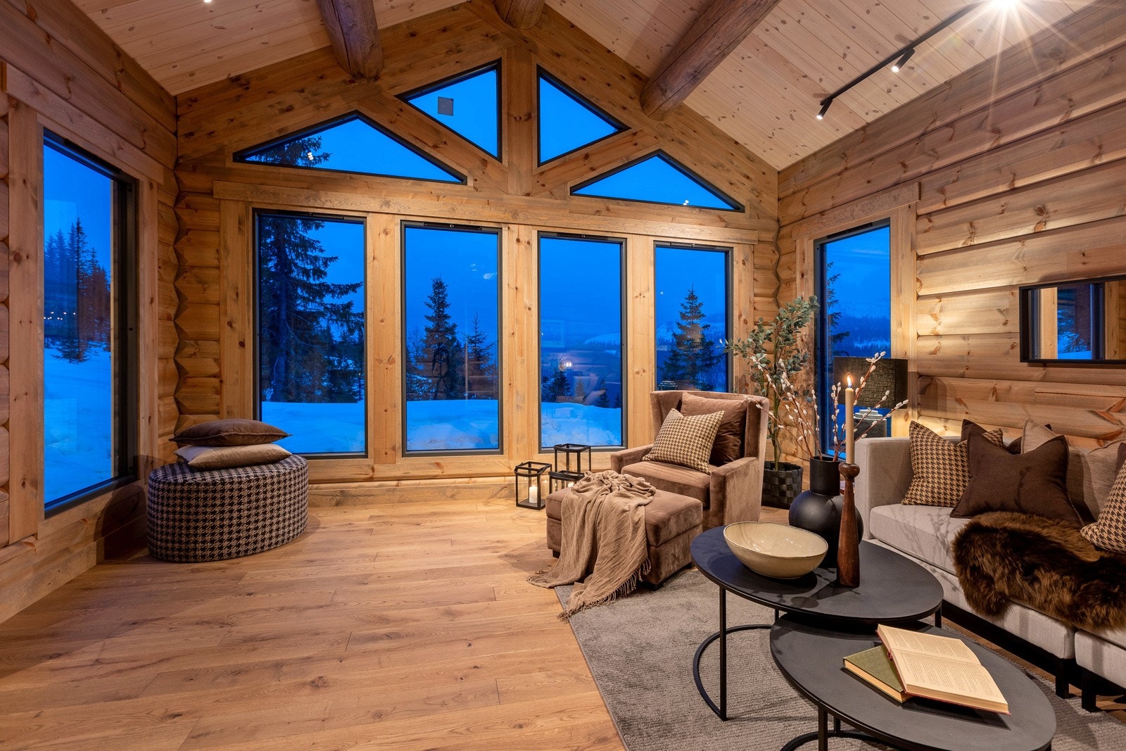 Vinduer mot vest som slipper inn godt med lys og den flotte utsikten kan nytes. Galleribilde