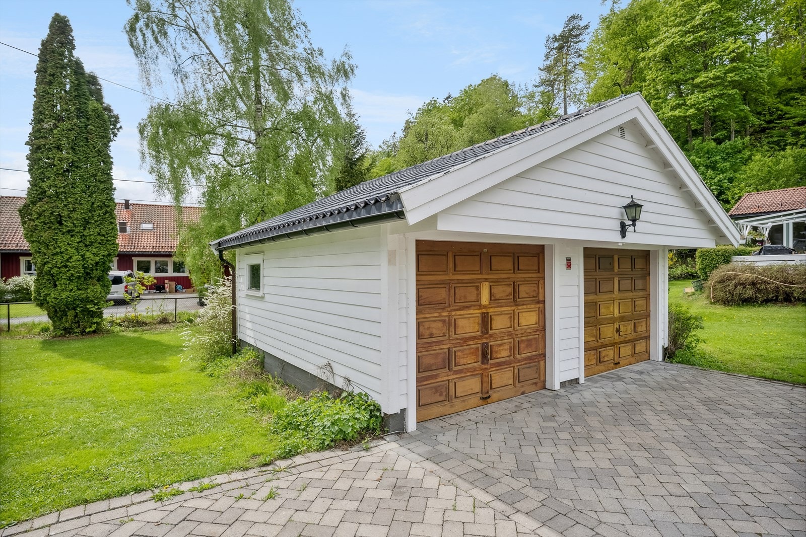 Dobbel garasje og stor stenlagt gårdsplass Galleribilde