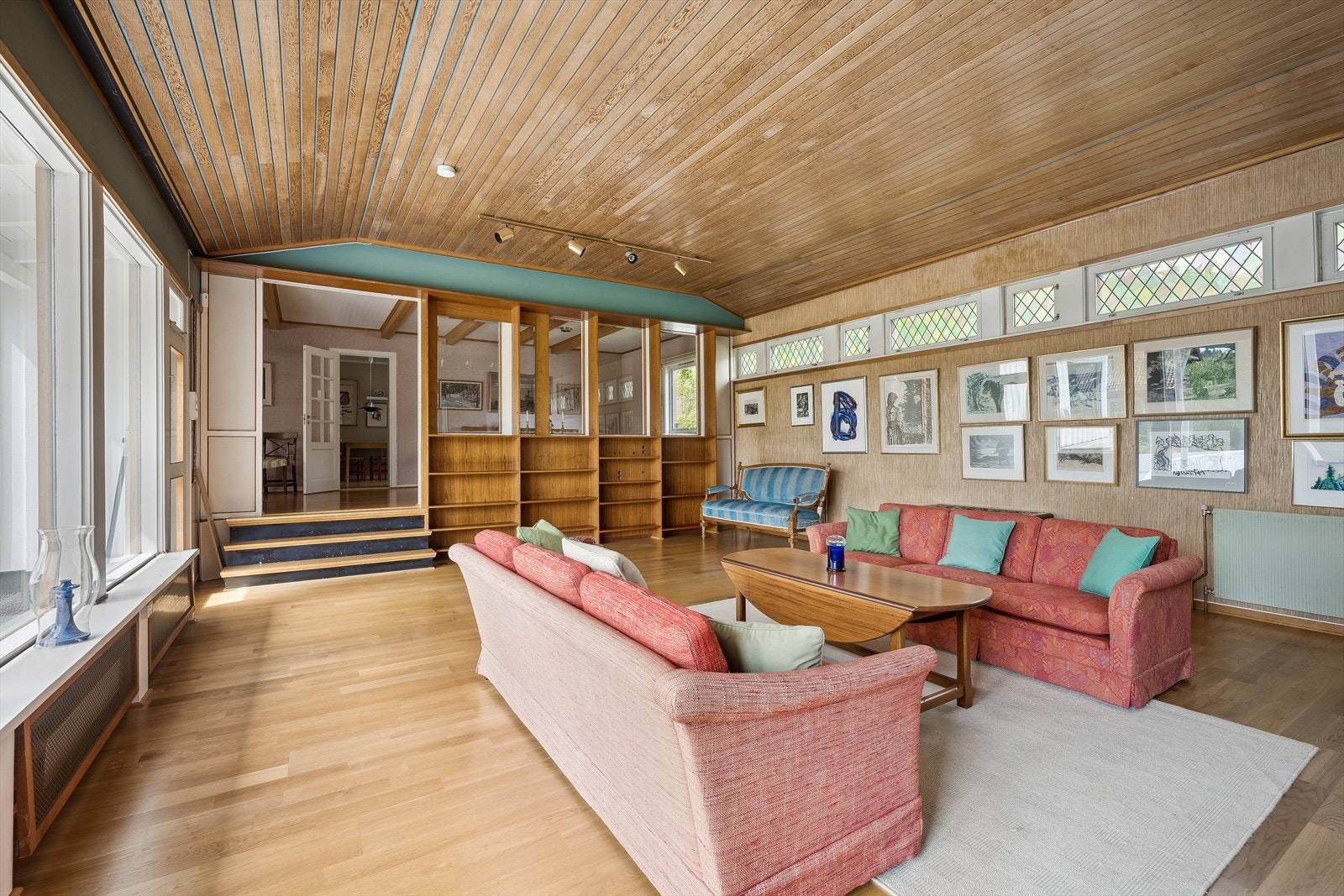 Staselig stue med takhøyde på 3,15 m Galleribilde